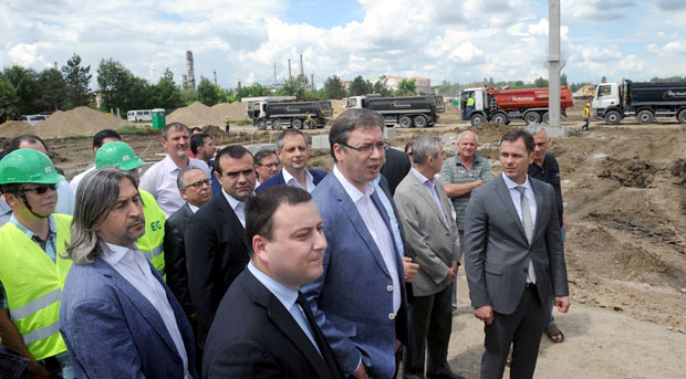 ВУЧИЋ У БАРИЧУ: Више купаца него бомби